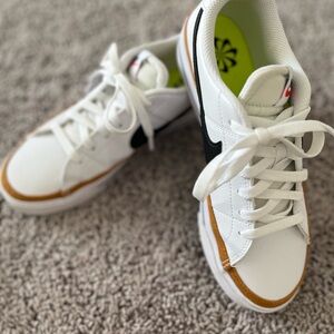 Nike Legacy Court, Size 7
